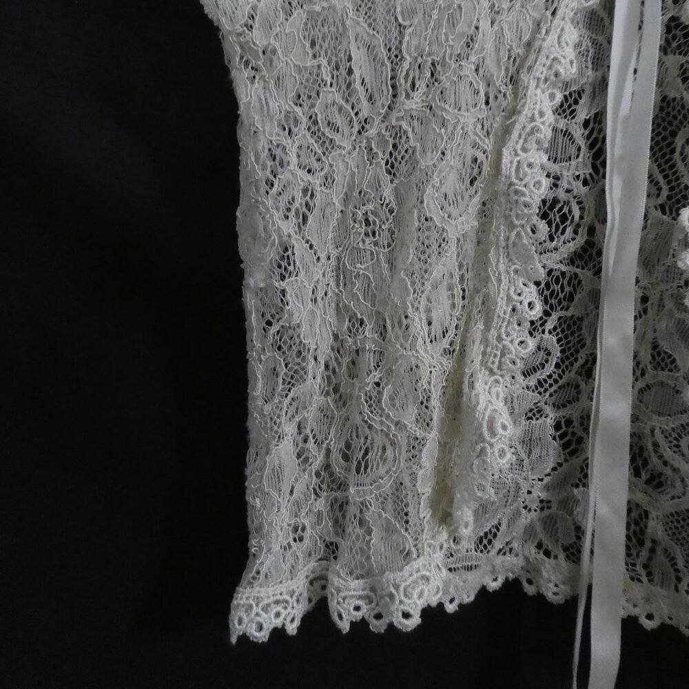 Elegant Lace V-Neck Camisole Top With 3 Button Front Detail P2P 13.5 inches - Picture 6 of 16